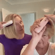 Alisando el pelo corto con el cepillo alisador